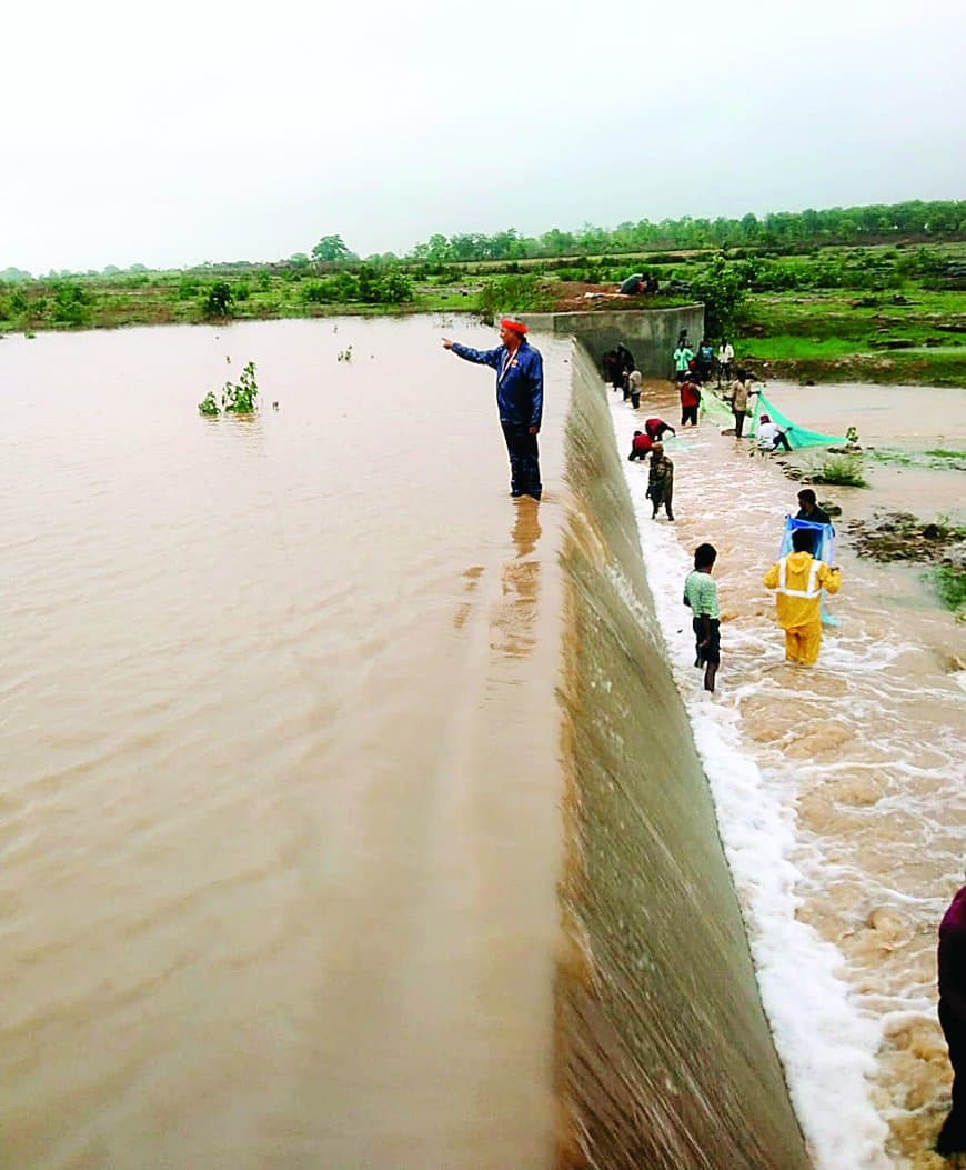 झरी पंचायत के बीहर नाला में 23 वर्षों बाद दिखा पानी