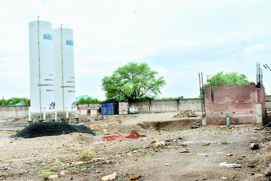 पैसे का खेल! आबादी के बीच बन रहे गैस प्लांट के कम्पाउंडिंग की तैयारी