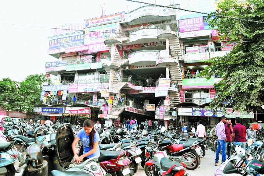 भवन अनुज्ञा के बाद शहर की बहुमंजिला इमारतों में मनमानी से किया गया निर्माण