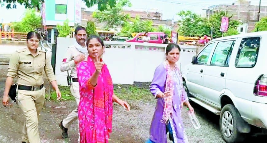 नकली सोना गहन रख गोल्ड लोन लेने वाली जालसाज बहनें गिरफ्तार