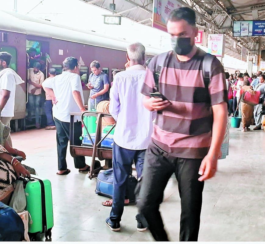 सतना जंक्शन: मंडरा रहा संक्रमण का खतरा, भिनभिना रहीं मक्खियां