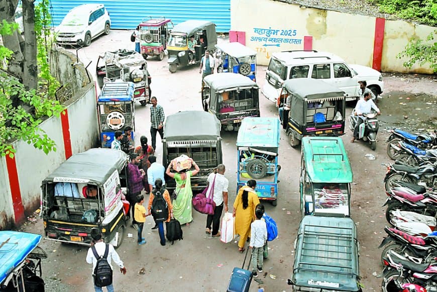 ऑटो चालकों की धमाचौकड़ी से स्टेशन का सेकंड इंट्री गेट जाम