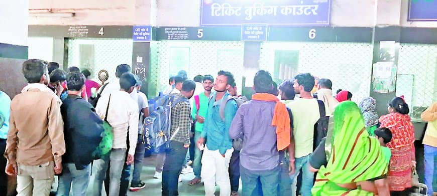 स्टेशन में पिछले माह से तीन एटीवीएम मशीनें शटडाउन