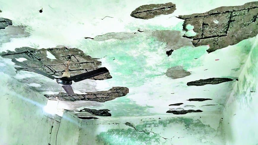 जर्जर भवनों में संचालित हैं कई स्कूल