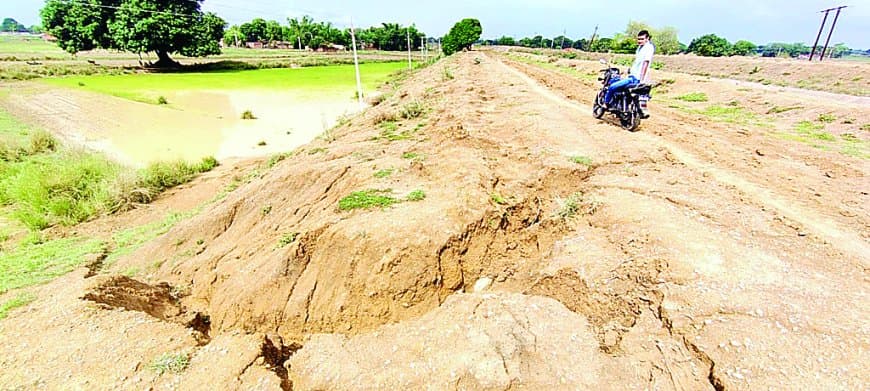 बारिश के दिनों में चार माह घरों में कैद हो जाते हैं ग्रामीण
