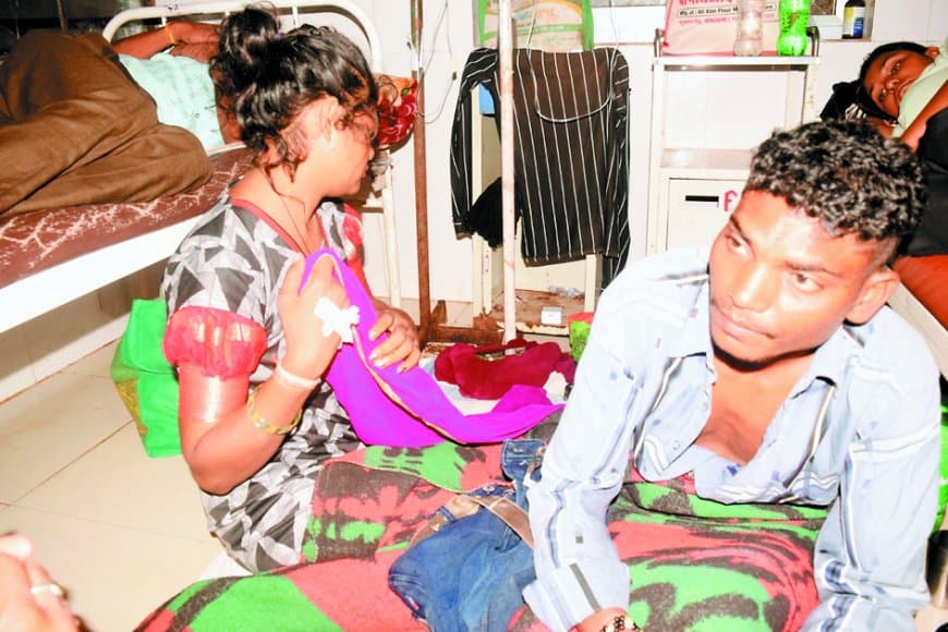 उफनाती टमस नदी में कूदकर प्रधान आरक्षक ने पति- पत्नी की बचाई जान