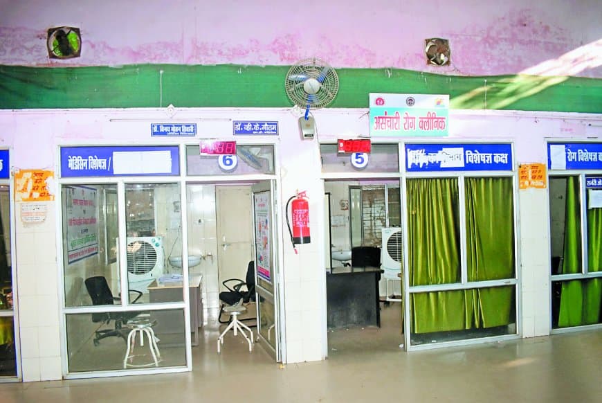 मरीज भगवान भरोसे, शाम को ओपीडी में नहीं मिले डाक्टर