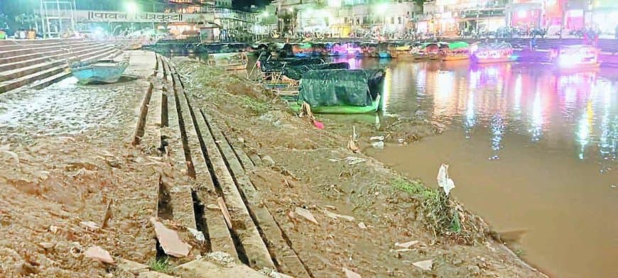 घाट में पड़ी सैकड़ों ट्राली मिट्टी को हटाने के लिए बाढ़ का प्रतीक्षा कर रहे अधिकारी