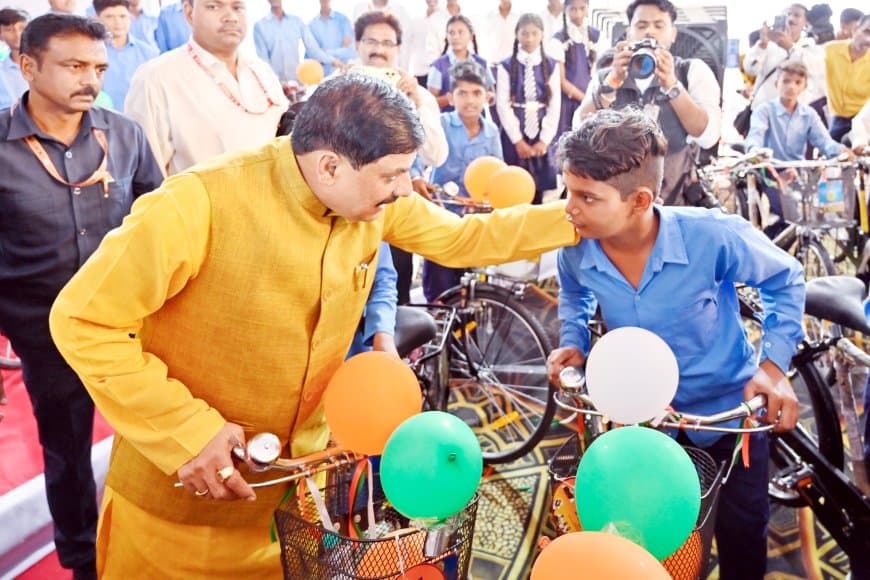 CM यादव ने साझा किए सरकारी स्कूल के दिन: 'बोरी पर बैठते थे, बारिश में सिर ढकते थे'