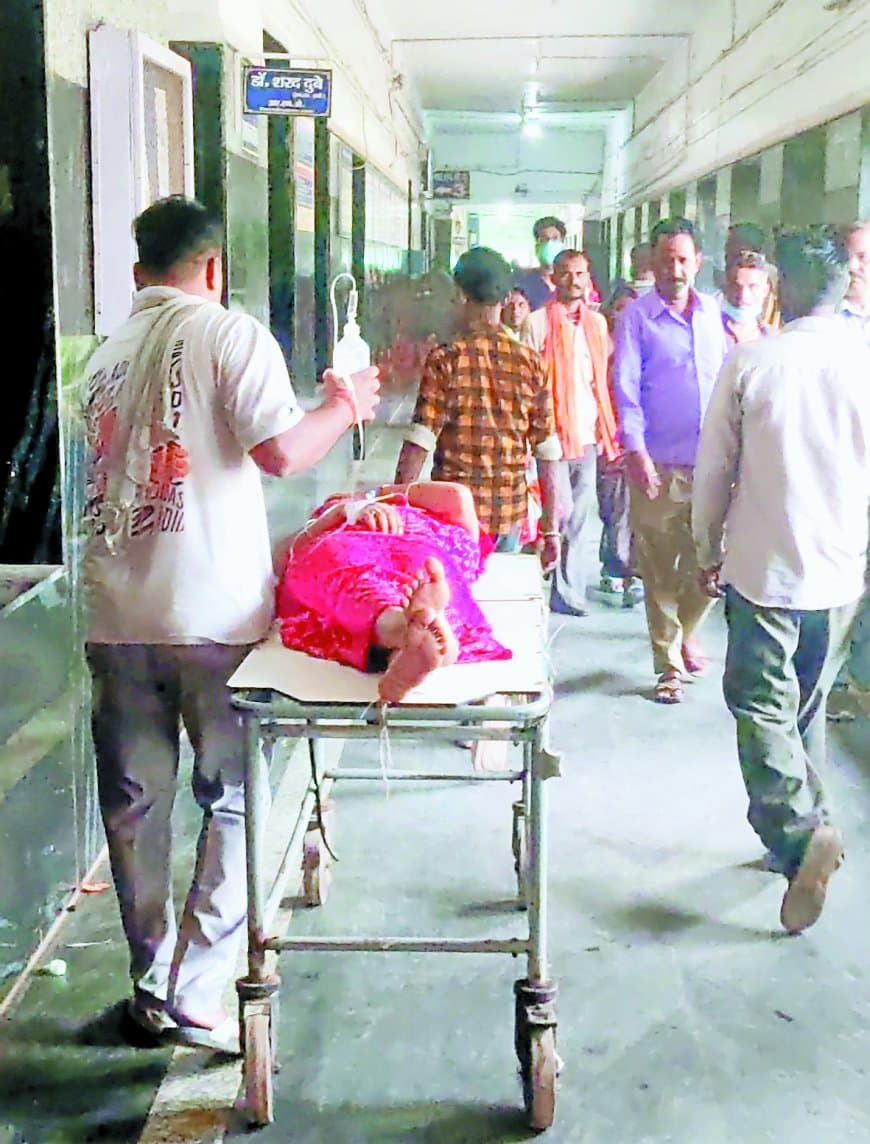 हाथ में सलाइन की बॉटल थामे अकेले स्ट्रेचर ले जाने को परिजन मजबूर