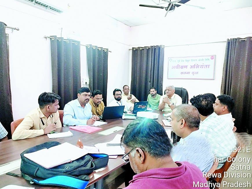 एसई ने लगाई कार्यपालन अभियंताओं की क्लास