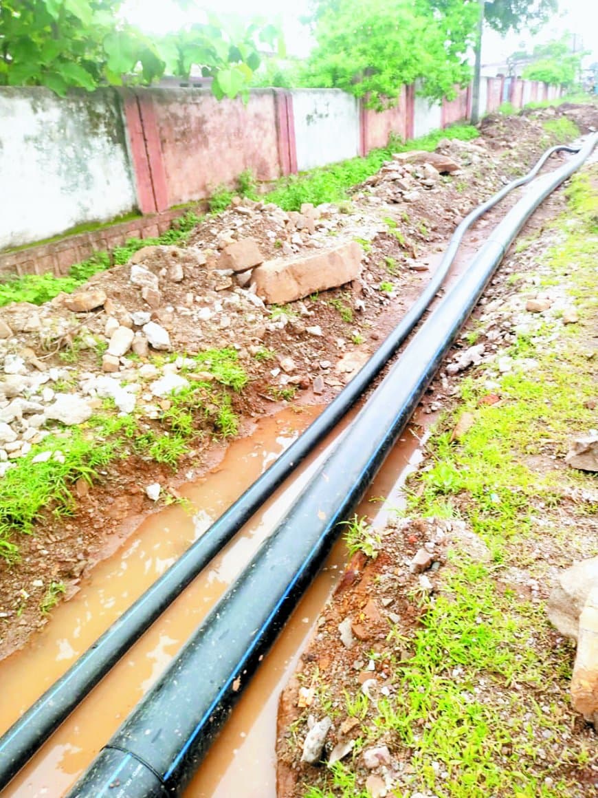 पाइप लाइन बिछाने के नाम पर हो रहा फर्जीवाड़ा, बिना खुदाई मिट्टी से ढांक दिए पाइप