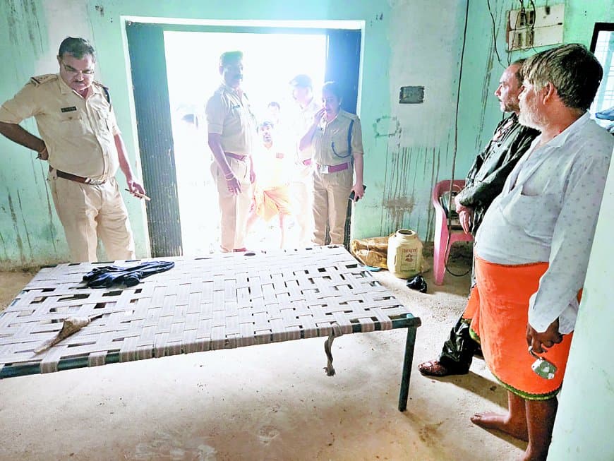 गले में चाकू मारकर युवक की हत्या