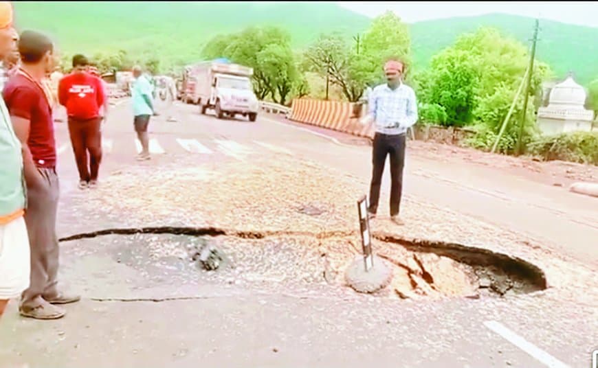 पहली बारिश में धंस गया बघवार का नवनिर्मित पुल