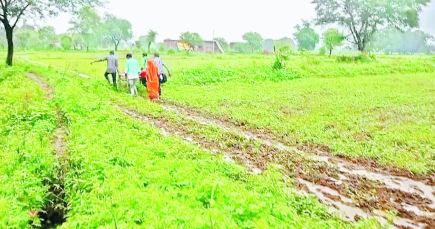 राज्यमंत्री की विस में ‘खाट’ पर मरीज