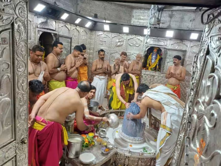 हर-हर महादेव के जयकारों से गूंजे शिवालय, सावन के पहले सोमवार पर विशेष पूजा