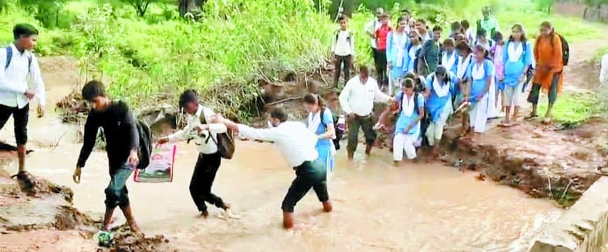 जान जोखिम में डालकर विद्यालय जा रहे बच्चे, प्रशासन बेखबर