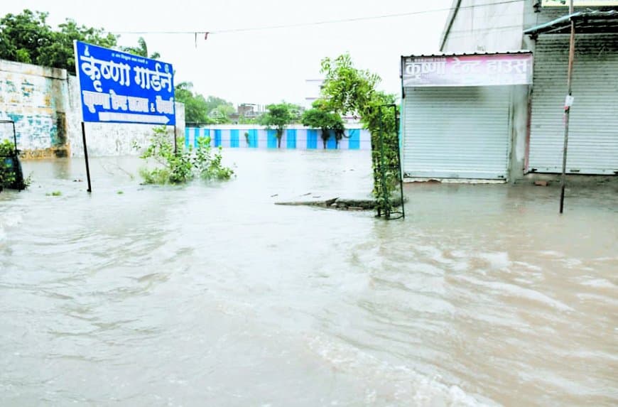 बाढ़ रिटर्न: उफनाए नदी-नाले, मोहल्ले जलमग्न, नाले में बह गया मासूम