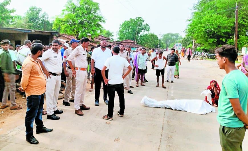 गोड़बहरा में सड़क पर शव रखकर किया चकाजाम