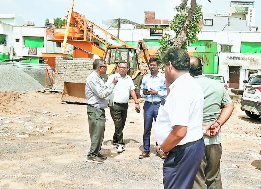 निरीक्षण : आरकेएस कर्मियों के साथ पार्किंग ठेके दार को कलेक्टर की फटकार