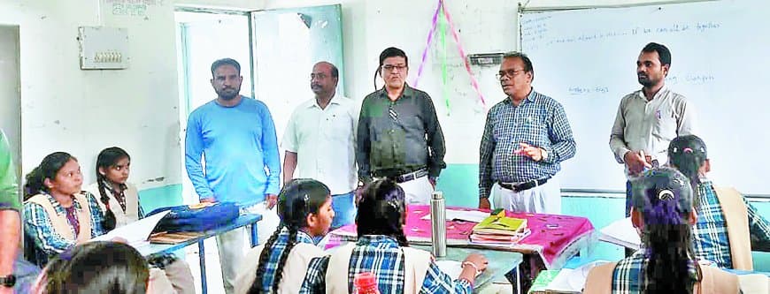 गजब है...डीईओ को स्कूल में नदारद मिले छात्र, शिक्षक ने कहा- रोपा लगाने गए हैं