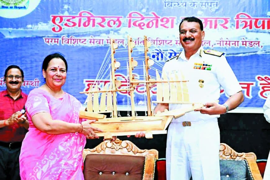 टीआरएस कॉलेज के युवा अभिप्रेरण कार्यक्रम में शामिल हुए नौसेना प्रमुख