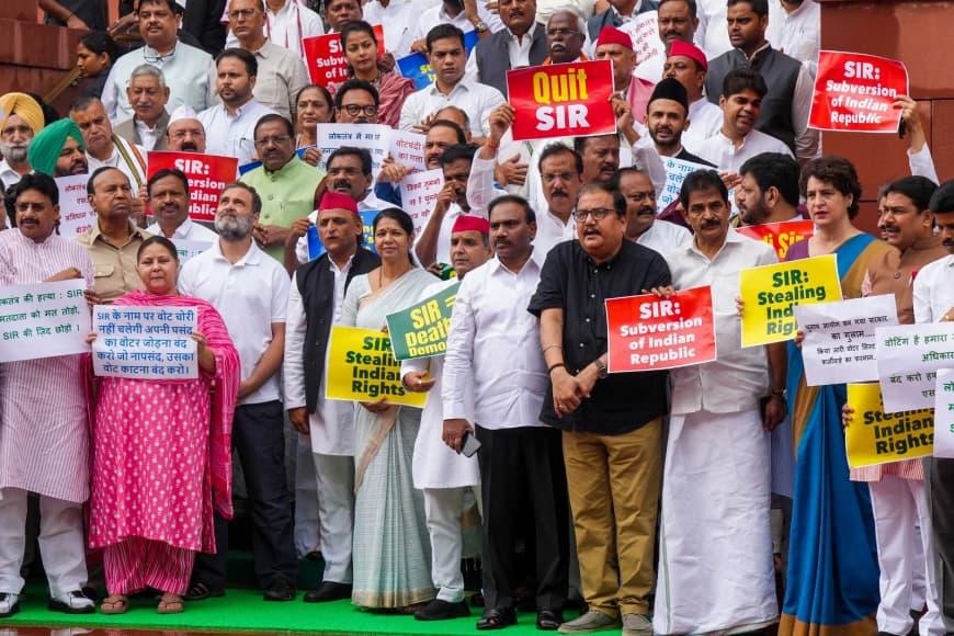 बिहार मतदाता सूची विवाद: BJP का आरोप - 'विपक्ष घुसपैठियों को दिलाना चाहता है वोट', संसद में हंगामा