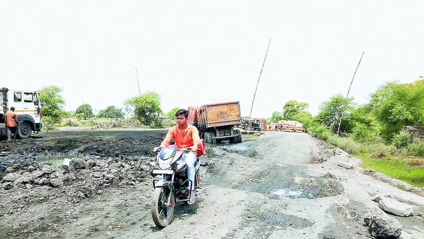 दशकों से पदस्थ एमपीआरडीसी का सहायक प्रबंधक घटिया निर्माण कार्य को दे रहा बढ़ावा, सिंगरौली-सीधी फोरलेन और परसौना मार्ग बना दुर्घटनाओं का कारण
