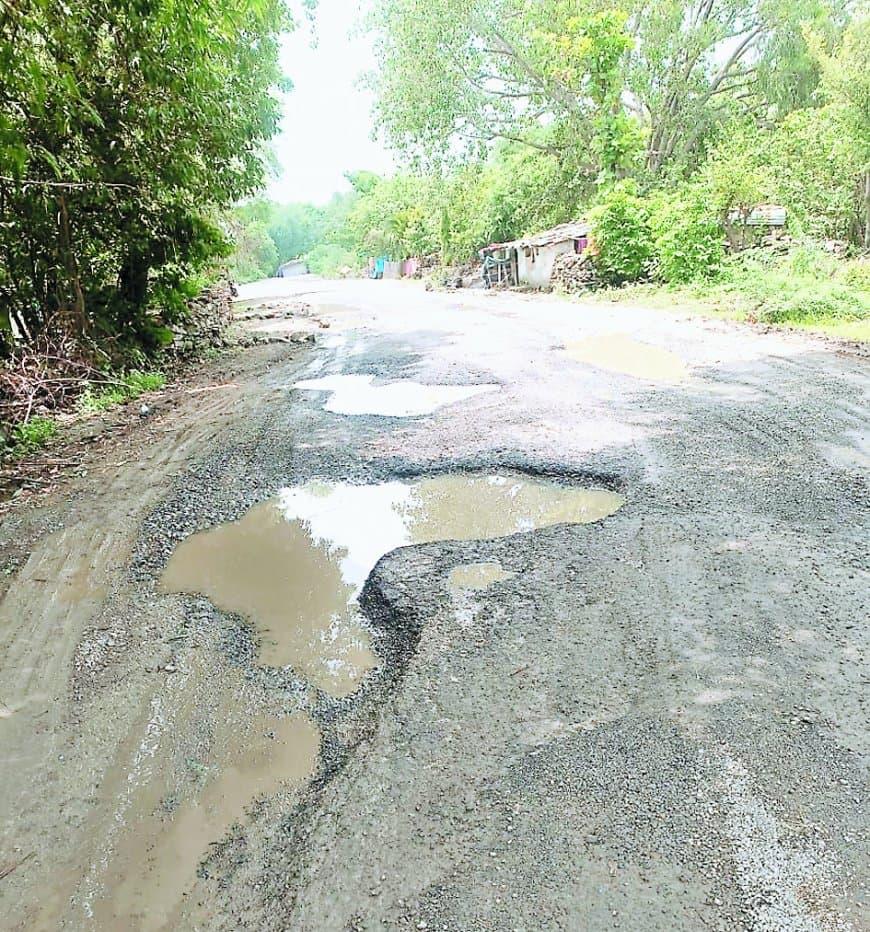 सड़कें टूटीं, भरोसा भी: सतना-बड़ी सेमरिया मार्ग की उपेक्षा सीएम हेल्पलाइन की साख पर भी चोट