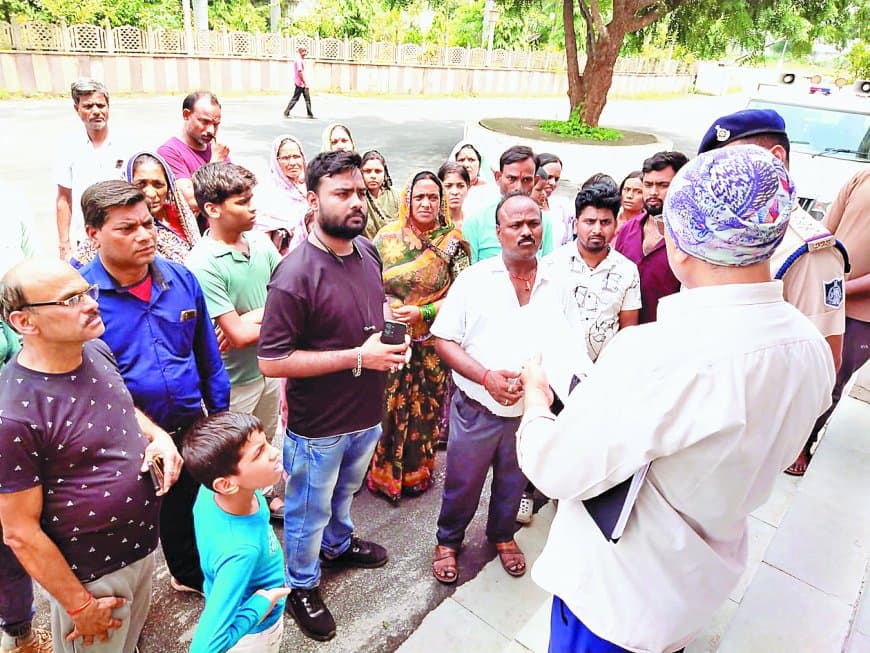 अनूपपुर: विवाहिता की संदिग्ध मौत के बाद परिजनों ने ससुराल पक्ष पर लगाए गंभीर आरोप, कलेक्टर से की न्याय की मांग