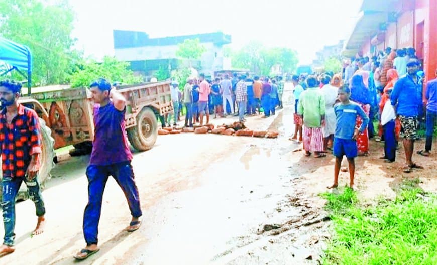 बेलगाम ट्रैक्टर ने 15 वर्षीय बालिका को कुचला, मौके पर मौत; आक्रोशित ग्रामीणों ने शव रखकर किया चक्काजाम