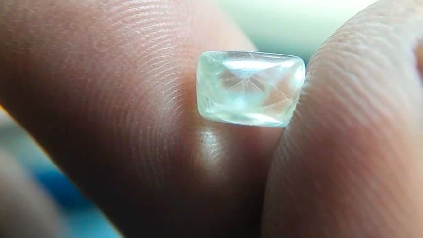 छतरपुर के मजदूर दंपत्ति की किस्मत ने ली करवट, सालों की मेहनत के बाद पन्ना की खदान में मिले 12 लाख कीमत के आधा दर्जन से ज्यादा हीरे