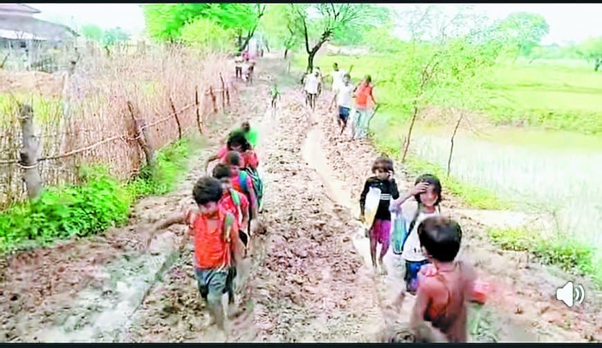 बड़ी सितुल गांव में बच्चों की पढ़ाई बनाम कीचड़ की जंग, पक्की सड़क अब भी सपना!