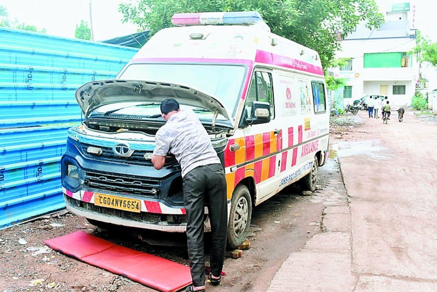 108 एम्बुलेंस सेवा की लापरवाही से मरीज की जान पर बन आई: रामनगर में ऑन-रोड दिखाकर गाड़ी खड़ी रखी, ड्राइवर और EMT सस्पेंड