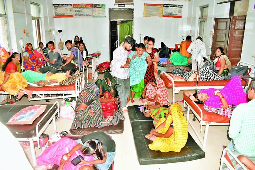 सतना जिला अस्पताल में मरीज गंदे गद्दों पर इलाज को मजबूर, वार्डों में चादरें नदारद, संक्रमण फैलने का खतरा बढ़ा