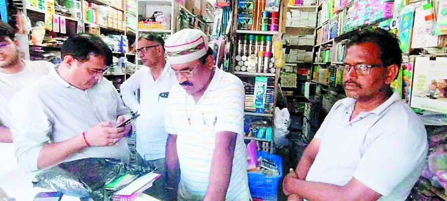 रीवा में आजाद बुक डिपो पर शिक्षा विभाग की छापेमारी, संदिग्ध एनसीईआरटी किताबें जब्त