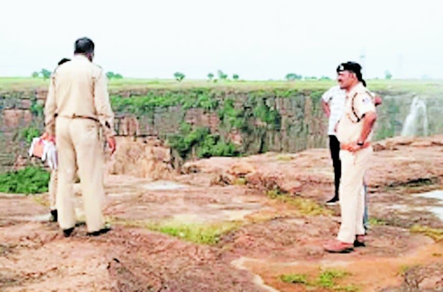 बहुती प्रपात में छलांग लगाने वाले देवर-भाभी का 24 घंटे बाद भी नहीं चला सुराग, सोशल मीडिया पोस्ट से मचा हड़कंप