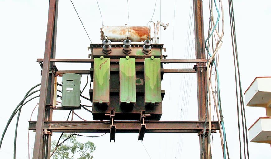 मप्र पूर्व विद्युत कंपनी के 21 जिलों में रीवा सबसे बदहाल: 183 ट्रांसफार्मर जलकर फेल, गांवों में अंधेरा, किसान बेहाल