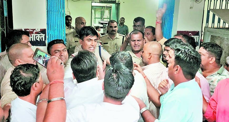 कांग्रेस विधायक के फार्महाउस में कर्मचारी से मारपीट का आरोप, एफआईआर को लेकर थाने में हंगामा