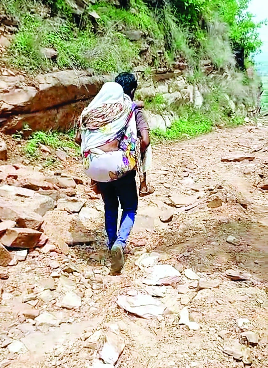 चित्रकूट के थर पहाड़ गांव में मरीजों को पीठ पर लादकर ले जाना मजबूरी, न सड़क, न स्वास्थ्य सुविधा