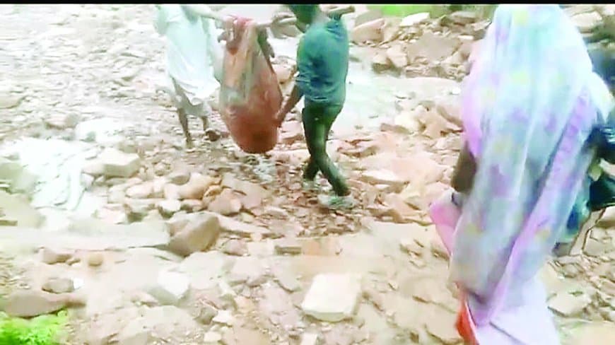 सड़क जैसी बुनियादी सुविधा को तरसते ग्रामीणों ने खोली ग्राम्य विकास की पोल