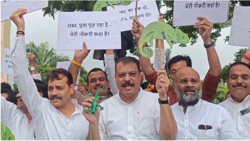 कांग्रेस विधायक गिरगिट लेकर पहुंचे सदन... उमाकांत बोले- कमलनाथ को कौन रोक रहा...