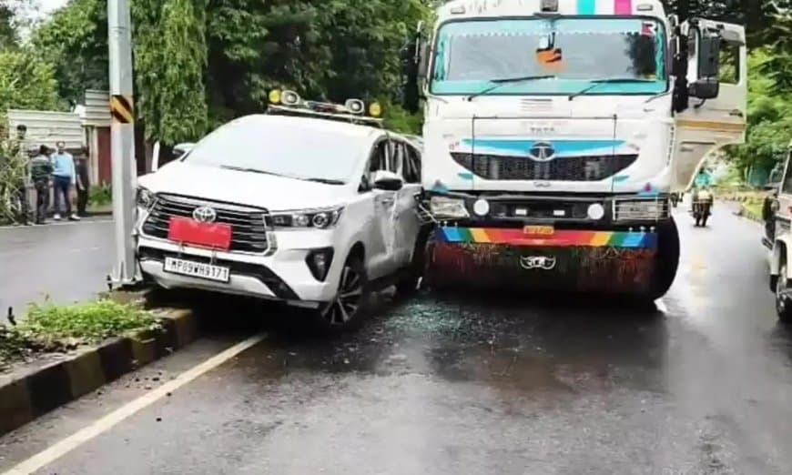 बाल-बाल बचीं झाबुआ कलेक्टर... गाड़ी को डंपर ने मारी टक्कर 