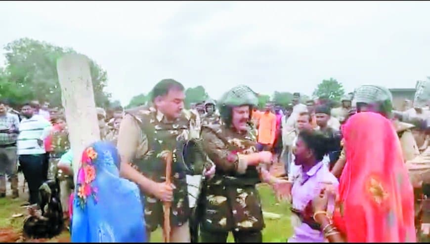 सिंगरौली के तेंदुआ गांव में कोयला कंपनी के लिए जमीन खाली कराने पहुंचे प्रशासन का ग्रामीणों ने किया जबरदस्त विरोध, मुआवजे की मांग पर अड़े