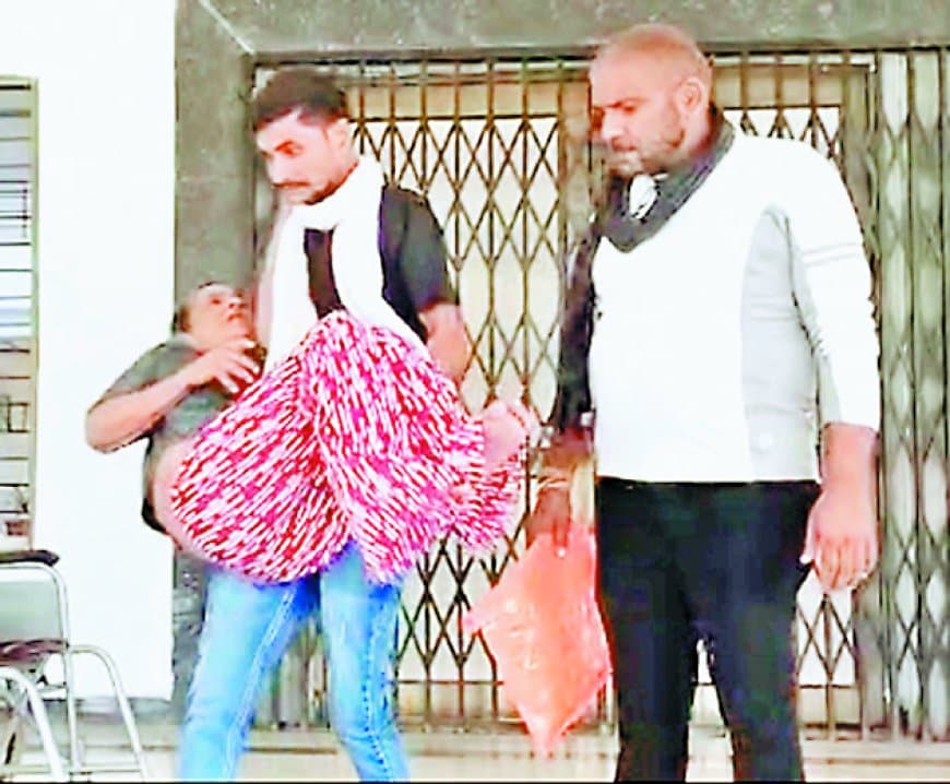 सरकारी कागज़ों में मां को मरा घोषित किया गया, बेटा गोद में उठाकर कलेक्ट्रेट पहुंचा – बोला 'साहब, मेरी मां को फिर से ज़िंदा कर दो'