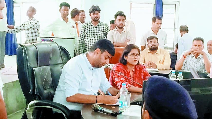 कलेक्टर जनसुनवाई में किसानों का फूटा गुस्सा: ग्रेनाइट कंपनियों को जबरन भूमि देने पर जताया विरोध, कहा– पैतृक जमीन नहीं देंगे