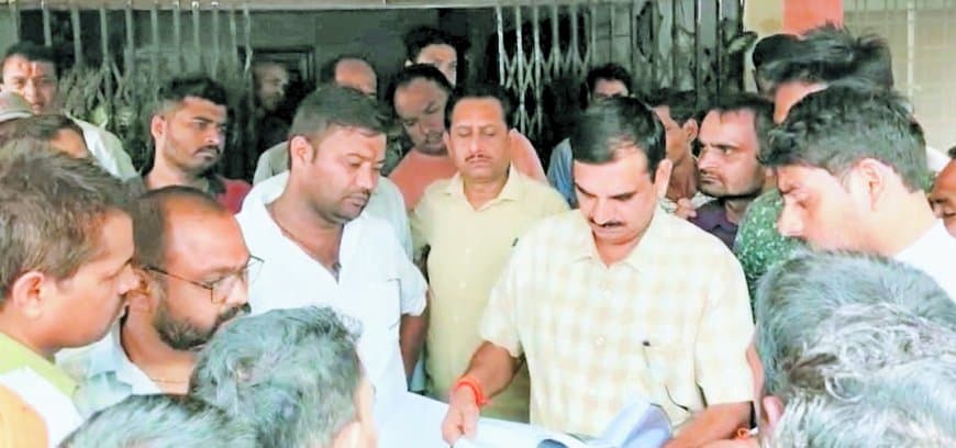 रीवा में विद्युत विभाग के आउटसोर्स कर्मचारियों का फूटा गुस्सा: एसई और सीई कार्यालय का घेराव, नौकरी से निकाले गए साथियों की बहाली की मांग