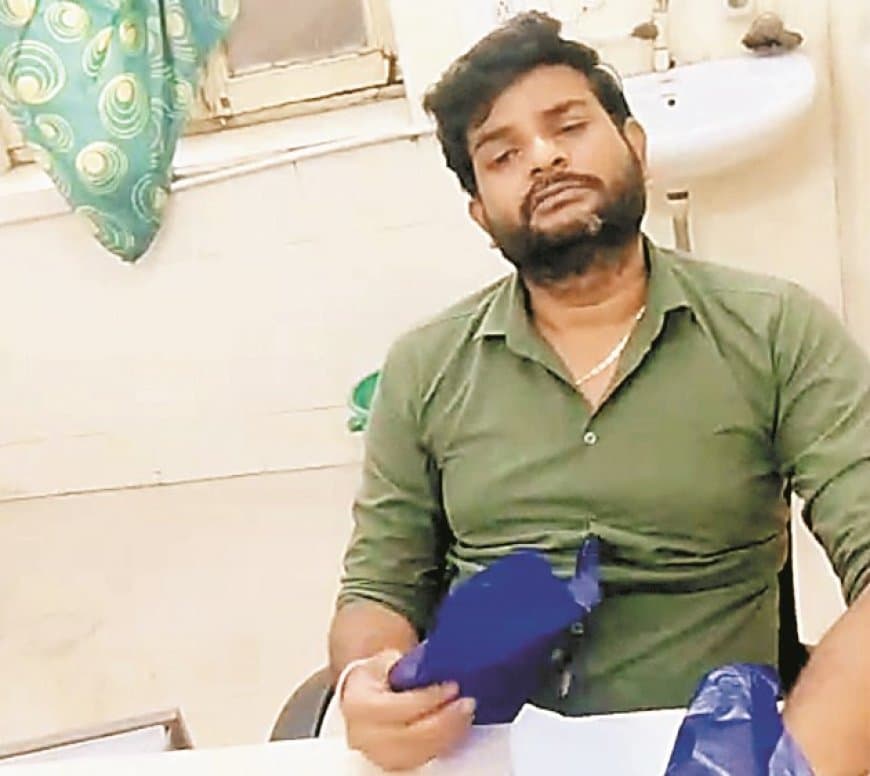 मेडिकल फिटनेस सर्टिफिकेट के बदले डॉक्टर ने मांगी चढ़ोत्री, मरीज से अभद्रता कर चेम्बर से धक्का मारकर निकाला — जिला अस्पताल और निजी नर्सिंग होम में गूंजा विरोध