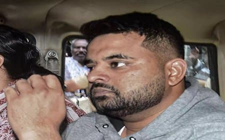 पूर्व पीएम का पोता प्रज्वल रेवन्ना रेप केस में दोषी करार...रोते हुए निकला बाहर