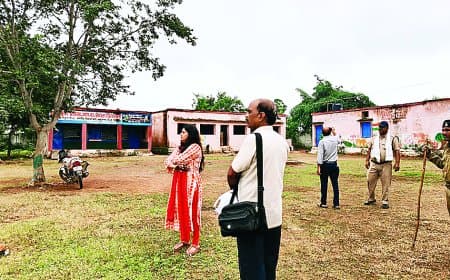 चितारबरा के जर्जर स्कूल में बच्चों की जान खतरे में, प्रशासन ने ली सुध, एसडीएम ने किया निरीक्षण